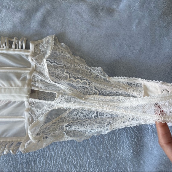 Victoria's Secret Cream Lace Chemise - Picture 6 of 12